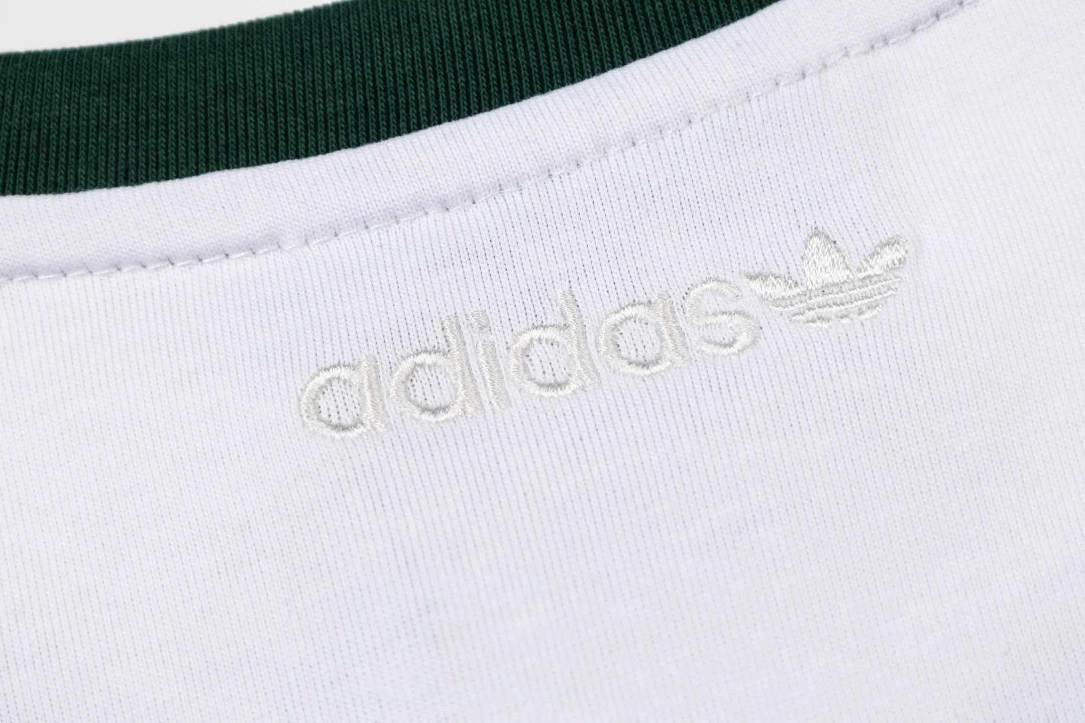 Adidas clover letter foam short-sleeved T-shirt Classic Black White color, pure cotton material is skin-friendly and breathable, super comfortable for daily wear! White round neck + cuffs with contrasting design, and the clover logo on the chest is very recognizable✨. The loose fit is suitable for a variety of body types. It can be worn casually with jeans or sweatpants, and you can easily get a casual and sporty style~ It can be easily used for daily travel, sports, and leisure! Style number: A 179# Color: Black White Size: S M L XL XXL